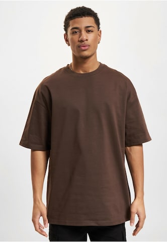 Tricou de la DEF pe maro: față