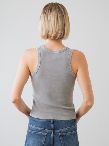 Top di Honest Basics in grigio