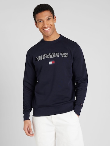 TOMMY HILFIGER Sweatshirt '85' in Blauw: voorkant