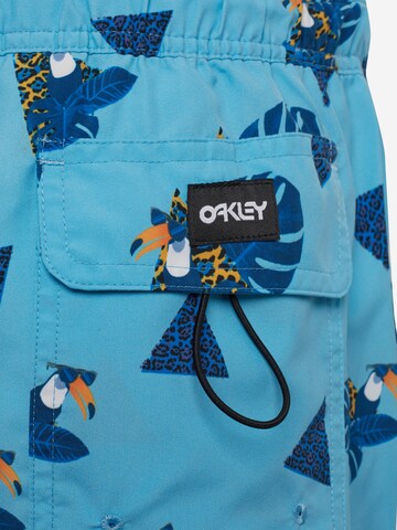 OAKLEY Regular Boardshorts 'TOUCAN TROPICS' i blå