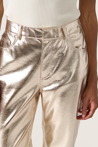 SOAKED IN LUXURY Slimfit Broek 'Danila' in Goud