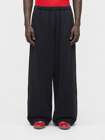 ADIDAS ORIGINALSWide Leg/ Široke nogavice Hlače 'Adibreak' - crna boja: prednji dio