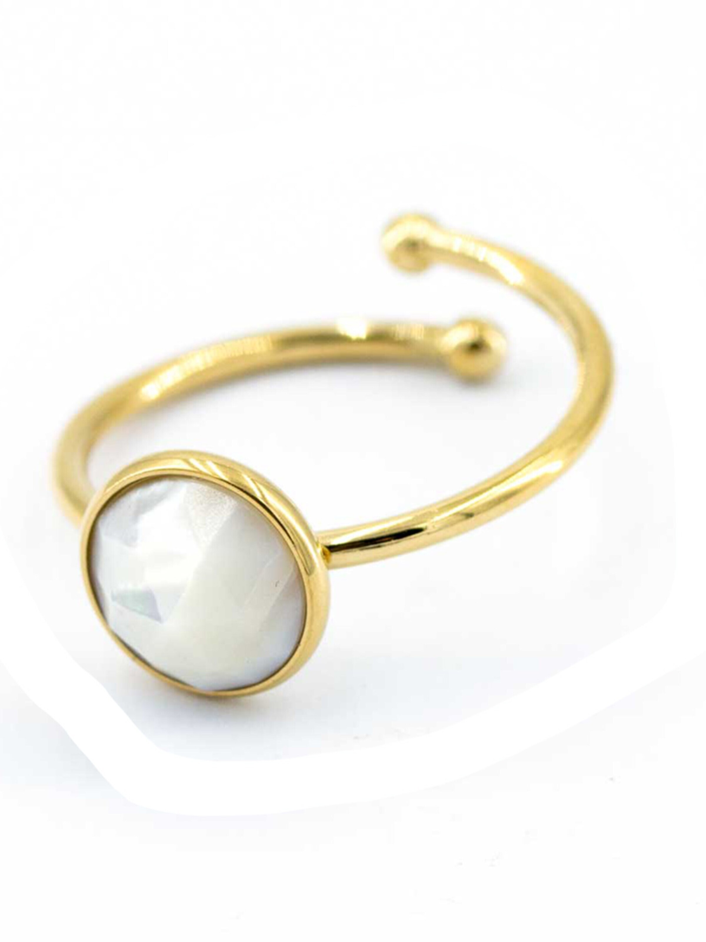 Sergio Engel Ring 'Beach Ring 01 Vergoldeter Edelstahlring mit Naturstein-Cabouchon' in White: front
