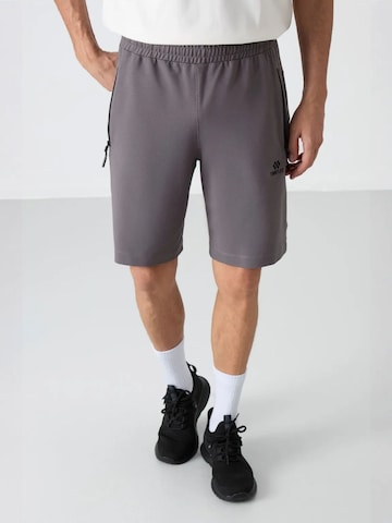 Tommy Life Regular Pants in Grey