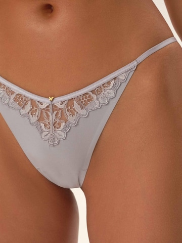 String 'String Oleksa, feine Stickerei, florales Muster, glatte Microfaser XL' di ESOTIQ in grigio