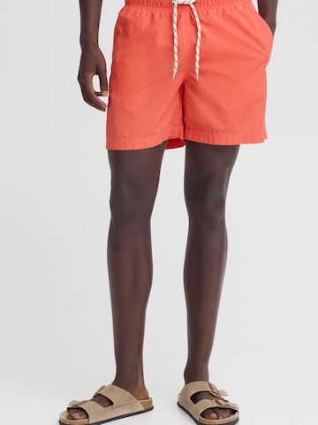 BLEND - Calções de banho ' BHRoberti' em laranja: frente