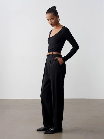 Dilvin Regular Trousers in Black