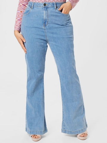 Nasty Gal Plus Flared Jeans in Blue: front