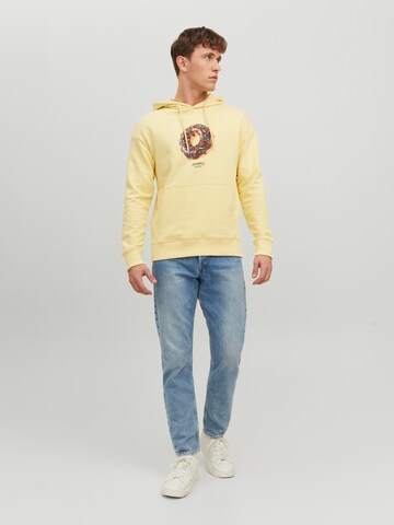 Sweat-shirt 'Dimensional' JACK & JONES en jaune