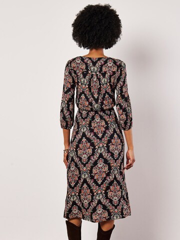 Apricot Kleid in Schwarz