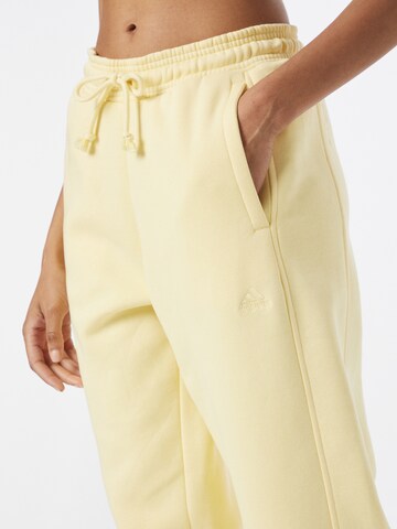 ADIDAS SPORTSWEAR Tapered Παντελόνι φόρμας 'All Szn Fleece' σε κίτρινο