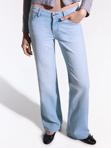 Bershka Bootcut Jeans in Blau: Vorderseite