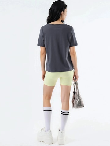Busem T-Shirt in Grau