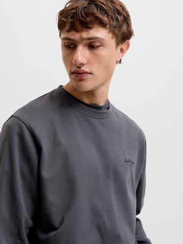 JACK & JONES Суичър 'JJEArchive' в сиво