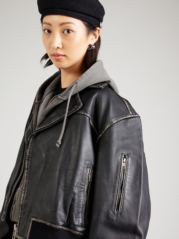 Oval Square Between-Season Jacket in Black