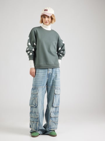 PIECES - Sweatshirt 'PCKALINKA' em verde