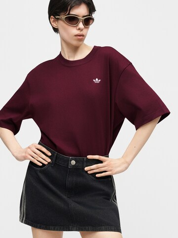 ADIDAS ORIGINALS - Camiseta talla grande 'Essentials' en rojo