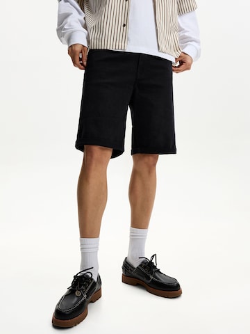Bershka Regular Jeans in Black: front