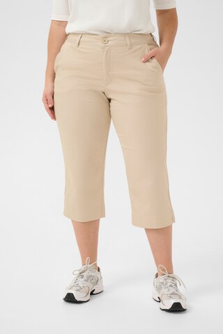Regular Pantalon 'Leana' KAFFE CURVE en beige : devant