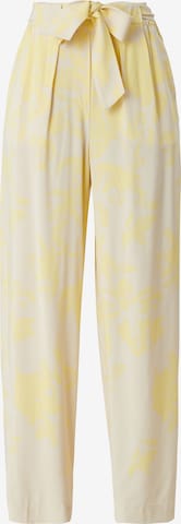 s.Oliver BLACK LABEL Wide leg Pleat-front trousers in Yellow: front