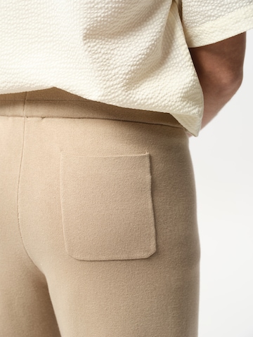 ABOUT YOU x Jaime Lorente Tapered Hose 'Miguel' in Braun