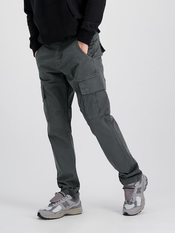 ALPHA INDUSTRIES Regular Cargohose in Grau