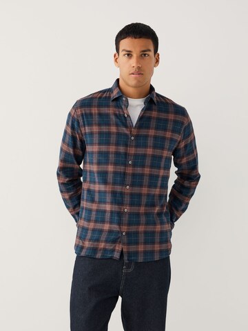 Next Regular fit Риза в синьо: отпред