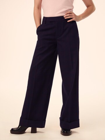 Daahls by Emma Roberts exclusively for ABOUT YOU Широкий Плиссированные брюки 'Georgina' в Синий