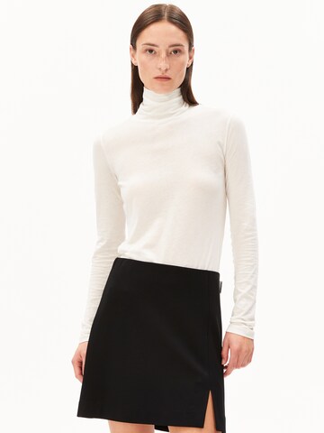 T-shirt ARMEDANGELS en blanc : devant