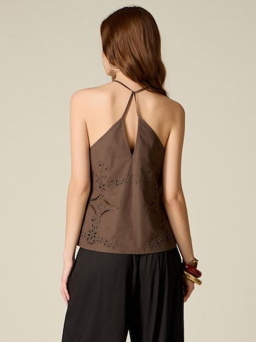 Top di oltre in marrone