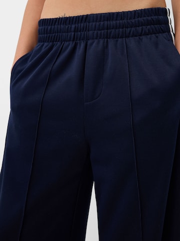 Bershka Wide leg Byxa i blå