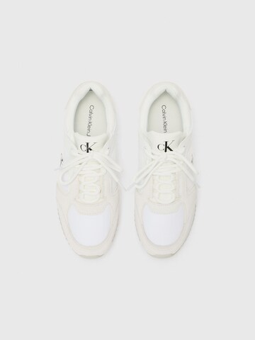 Baskets basses Calvin Klein Jeans en blanc : au dessus