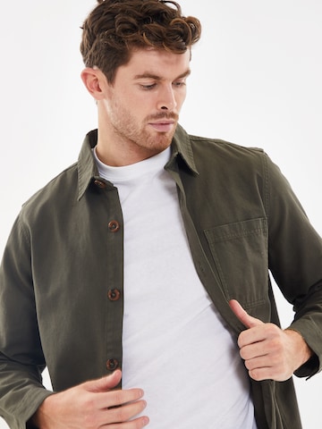 Coupe regular Veste mi-saison 'Sunter' Threadbare en vert