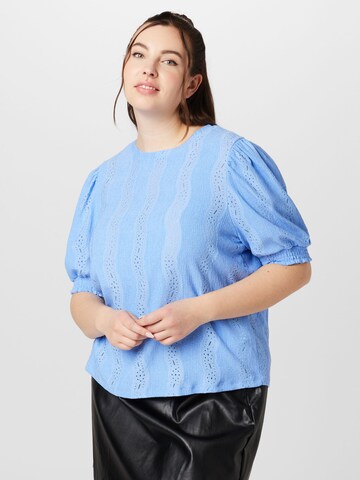 Camicia da donna 'LAYLA' di PIECES Curve in blu: frontale