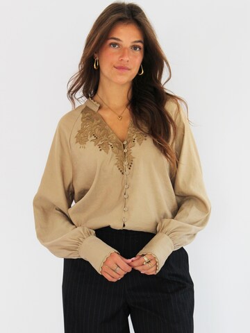 Honnête Atelier Blouse 'Cloe' in Gold: front