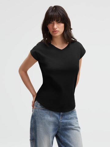 Soccx Shirt in Black: front