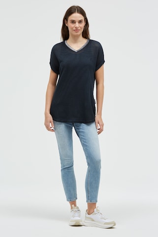 Soccx Strickshirt mit V-Ausschnitt und Backprint in Blau