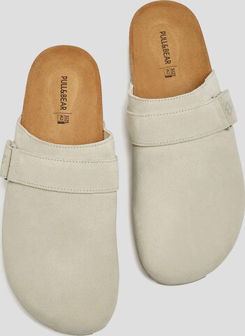 Pull&Bear Clogs in Grau