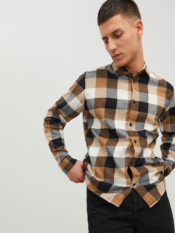 JACK & JONES Přiléhavý střih Košile – hnědá