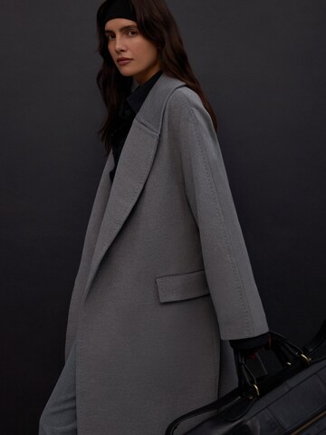 Estro - Abrigo de invierno '465' en gris