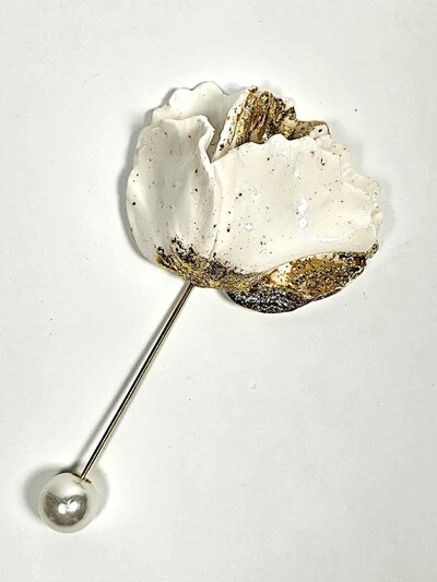 NARRU Brosche 'Dalia Brooch'‌‌‌‌‌‌ in 10 cm in weiß, Produktansicht