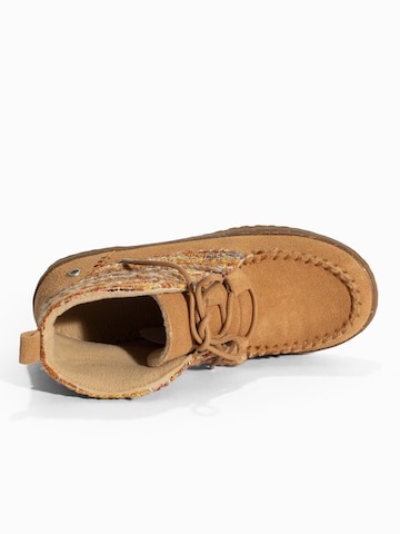 Botine 'Tealey' de la Minnetonka pe maro