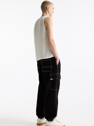 Pull&Bear Tapered Cargofarkut värissä musta