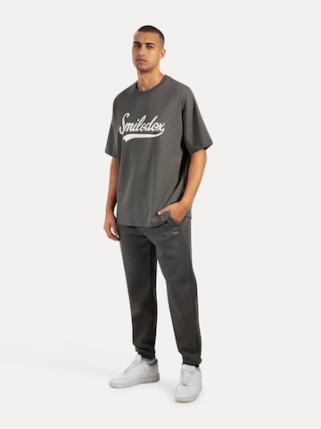 T-Shirt ' Lorik ' Smilodox en gris