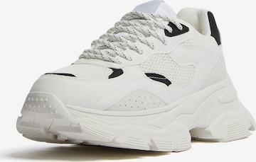 Sneaker bassa di Bershka in bianco: frontale