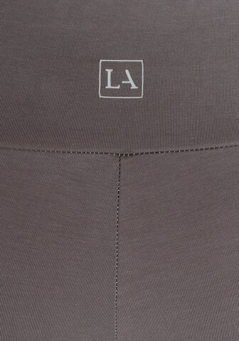 Skinny Pantaloni sportivi di LASCANA ACTIVE in grigio