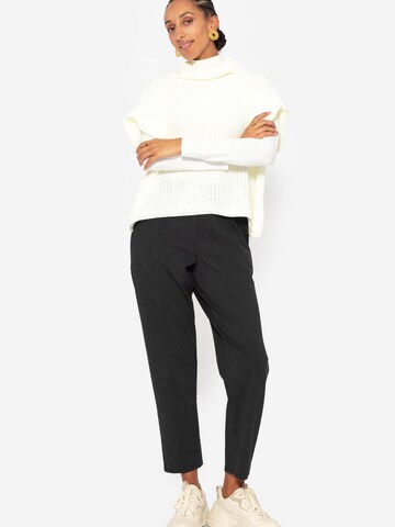 SASSYCLASSY Regular Chinohose‌‌ in Grau