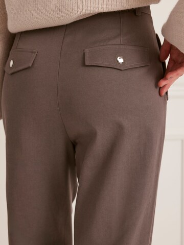 Guido Maria Kretschmer Women Конический (Tapered) Брюки со складками 'Nicola' в Серый