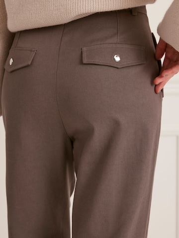 Guido Maria Kretschmer Women Tapered Pleat-Front Pants 'Nicola' in Grey