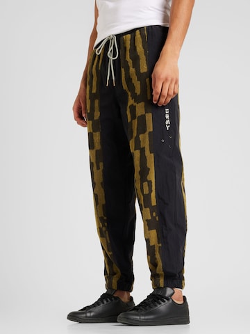 Grimey Tapered Broek 'LUCKY DRAGON' in Zwart: voorkant